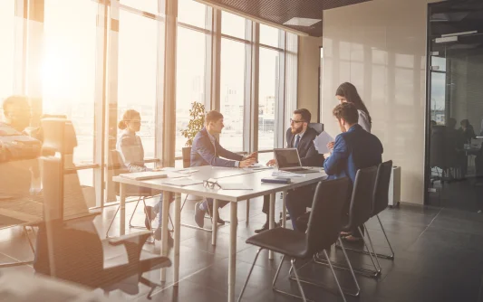 Gruppe von Arbeitenden in Business Kleidung in Meeting Raum