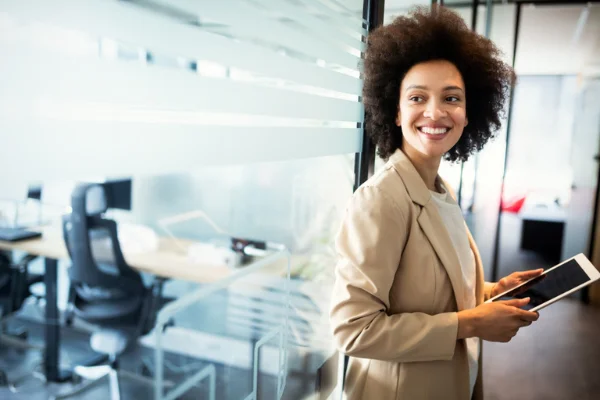 Damit mit Tablet vor Büro