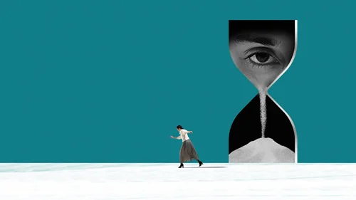 Ein Auge dass durch eine Sanduhr schaut