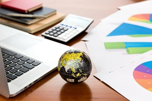 Ein Globus auf einem Schreibtisch