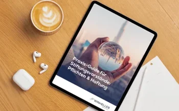 Tisch mit einem Tablet und einer Tasse Kaffee