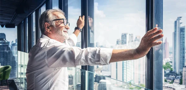 Ein Mann lehnt sich gegen ein Fenster