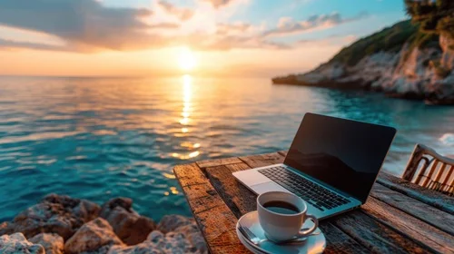 Laptop auf einem Tisch an der Küste