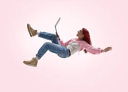Eine Frau mit Laptop schwebt in der Luft