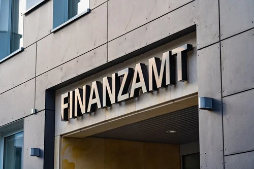 Der Eingangsbereich eines Finanzamts