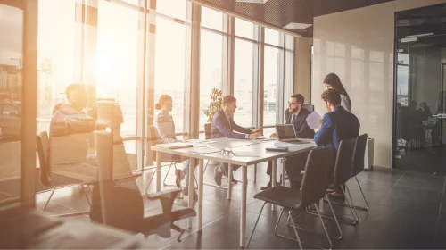Geschäftsleute am Tisch diskutieren