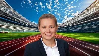 Steuerberaterin Anna Danner mit einem Stadion im Hintergrund